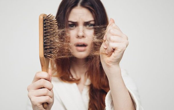 Haarausfall bei Frauen: Was sind die Ursachen?